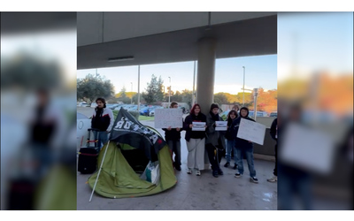 Universitari incatenati a Bari Ritardo nell erogazione delle borse di studio L azione di Cambiare Rotta
