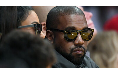 Uno che gira con delle svastiche non degno di cantare da nessuna parte bufera su Kanye West anche per il concerto a Reggio Emilia Scattano gli appelli per cancellare lo show del rapper