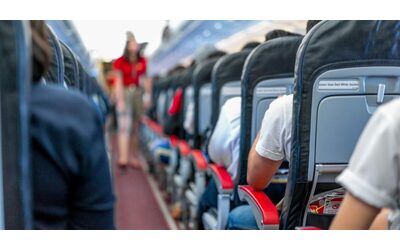Uomo prende a forchettate due passeggeri e schiaffeggia l’assistente di volo: panico e paura in...