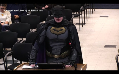 Uomo vestito da Batman fa irruzione al Consiglio comunale di Santa Clara Che state facendo Cacciate l Ice dal Super Bowl