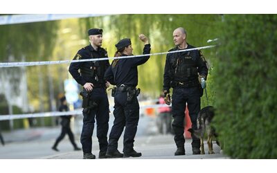 Uppsala, le vittime avevano tra i 15 e i 20 anni. “Sparatoria legata a guerra tra bande”. Il killer è ancora in fuga