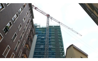 Urbanistica a Milano ecco il cantiere sequestrato il video della torre Unico Brera in costruzione