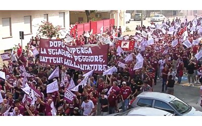 “Urbano Cairo devi vendere, vattene”: la rabbia dei tifosi esplode nelle strade di Torino | Il video del corteo