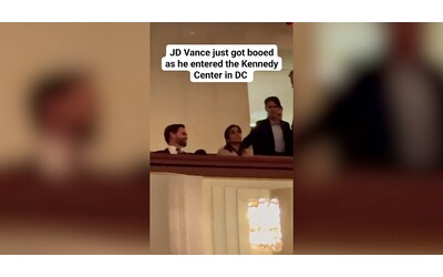 Usa, fischi per il vicepresidente JD Vance e sua moglie al primo concerto al Kennedy Center
