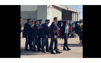 Usa, il vicepresidente Vance porta la bara di Charlie Kirk a bordo dell’Air Force Two