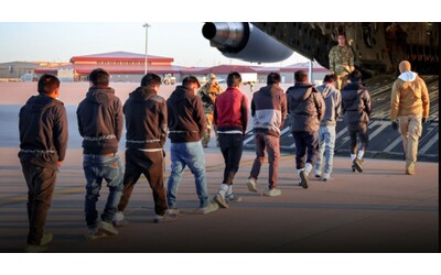 Usa, la Casa Bianca pubblica l’immagine di migranti in catene mentre vengono espulsi: “Promessa fatta, promessa mantenuta”