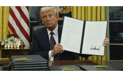Uscita dall’Oms, amnistia per il 6 gennaio, Messico: ecco i 50 ordini esecutivi di Trump (e 78 revoche di decreti di Biden)
