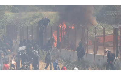 Val Susa, manifestanti No Tav entrano nel cantiere e appiccano il fuoco. Occupata l’autostrada