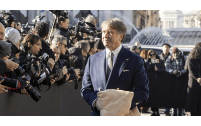 Valentino indossava i nostri capi e scherzava mi fai un po di conto Cucinelli ricorda lo stilista La replica di Giammetti Mai conosciuto n chiamato