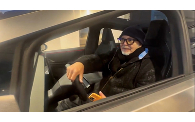 Vasco Rossi alla guida del cybertruck di Elon Musk: “È quello dell’amico di Giorgia. Ci puoi caricare olive, pere e mitragliatori”