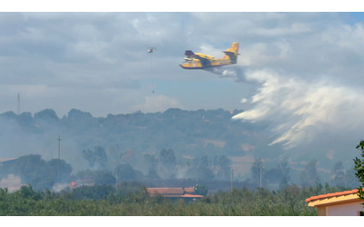 Vasto incendio nella zona di Orosei, sganci d’acqua da canadair ed elicotteri: “Ci siamo svegliati col fumo”