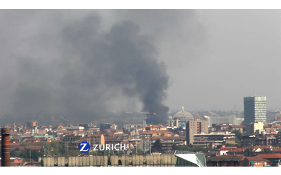 Vasto incendio vicino al San Raffaele a fuoco la ricicleria di via Olgettina Alta colonna di fumo su Milano Video