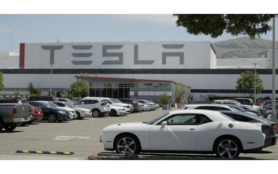 Vendite Tesla ancora a picco in Europa. E l’azienda avvisa: “Con le nuove regole Usa meno utili in futuro”