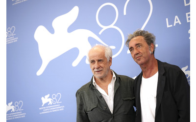 Venezia 2025, “La Grazia” di Paolo Sorrentino fa impallidire tre quarti di cinema italiano con un Presidente tra Scalfaro e Mattarella e i dubbi sull’eutanasia. Spunta anche Guè
