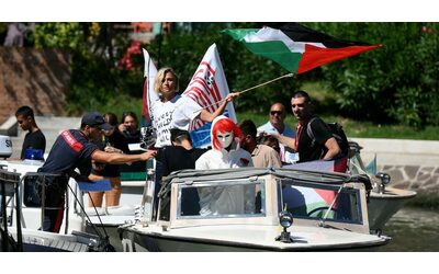 Venezia, i carabinieri bloccano la barca con a bordo Anna Foglietta e Laika durante un flash mob per la Flotilla