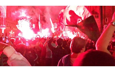 Venezia in serie A, in piazza San Marco esplode la festa dei tifosi tra cori, fumogeni e fuochi d’artificio – Video