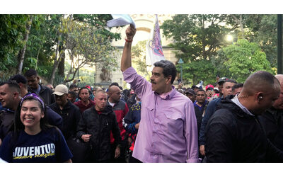 Venezuela Usa annunciano operazione Southern Spear due navi da guerra americane a 50 km dalla costa di Caracas