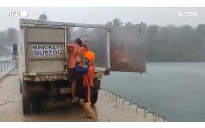 Venti fortissimi e pioggia torrenziale: il tifone Fung Wong spaventa le Filippine. La fuga di migliaia di persone – Video
