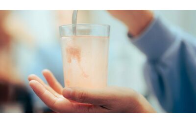 Veramente possiamo bere (o mangiare) il collagene? Gli effetti e i benefici degli integratori spiegati dalla dermatologa
