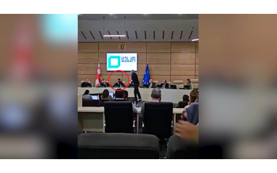 Vernice nera in faccia al responsabile della Commissione elettorale della Georgia: tensione a Tbilisi dopo il voto – Video