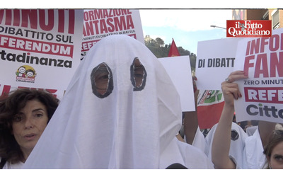 Vestiti da fantasmi davanti alla Rai, il presidio per chiedere che si parli del referendum. Landini: “Voto abbia dignità”