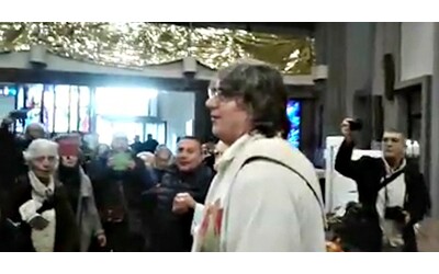 Vicofaro, organizzano una manifestazione contro don Biancalani. Il vescovo interviene in sua difesa con una lettera