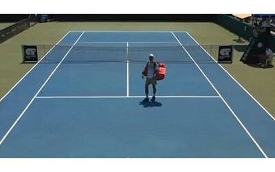 Vince il set ma perde il match per colpa di una doccia: nemmeno il caldo torrido piega le regole Atp