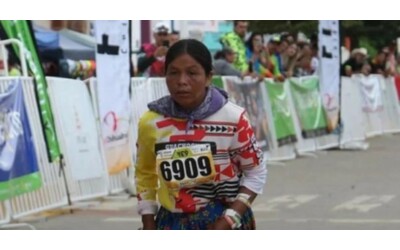 Vince una ultramaratona di 63 km in sette ore e mezzo. Ma aveva già camminato per 14: l’incredibile storia dal Messico