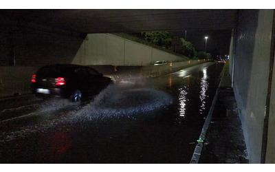 Violento nubifragio a Milano, strade e sottopassi allagati: allerta meteo arancione – Video