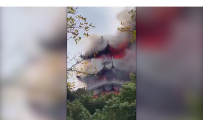 Visitatore fa “uso improprio di incenso o candele”: tempio millenario divorato dalla fiamme. Il vasto incendio devasta il padiglione panoramico – Video