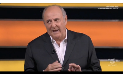 “Voglio un applauso bello per Fabrizio Frizzi e sono anche un po’ emozionato”: Gerry Scotti si commuove ricordando il collega a “La ruota della fortuna”