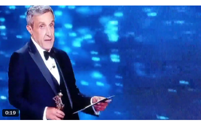 “Volevo dirlo insieme”: Flavio Insinna chiama Bianca Balti ma lei non c’è, imbarazzo sul palco dei David di Donatello 2026