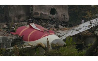 Volo Air India precipitato, l’inchiesta si concentra sui piloti: “I motori sono stati spenti, nessun problema all’aereo”