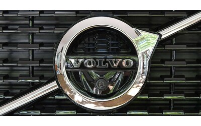 Volvo rallenta la corsa al “tutto elettrico”. Svolta pro-ibridi fino al 2039