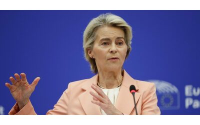 Von der Leyen cerca l’ok del Parlamento chiedendo all’Ue di armarsi: “La Russia spende il 9% nella Difesa, noi l’1,9%. Questo è sbagliato”