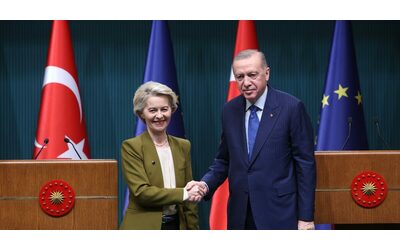 Von der Leyen in Turchia da Erdoğan e lui batte cassa: “Serve altro sostegno dall’Ue per i rifugiati siriani”. Lei: “Pronto 1 miliardo”