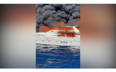 Yacht di lusso a fuoco al largo di Formentera: così l’imbarcazione viene divorata dalle fiamme – Video