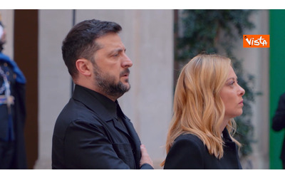 Zelensky canta l inno ucraino accanto a Meloni il video da Palazzo Chigi