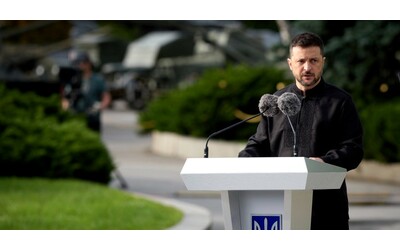 Zelensky declina l’invito di Putin a Mosca: “Venga lui”. Dombrovskis: “Mire russe vanno oltre l’Ucraina”. Proteste a Kiev contro la legge sulla coscrizione
