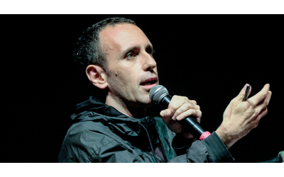 Zerocalcare scoppia la polemica internazionale per la foto con Hideo Kojima al Lucca Comics Il fumettista Ora lo stanno a tartass