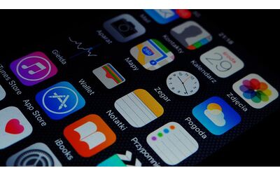 Google e Apple, guerra su due fronti: nuove indagini nel Regno Unito e pressioni dall’India