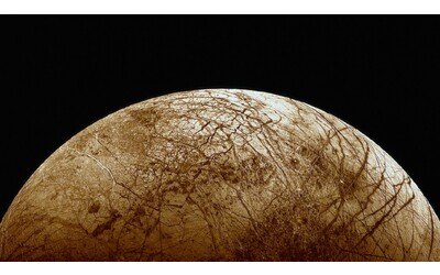 La scoperta di ammoniaca su Europa apre nuove domande