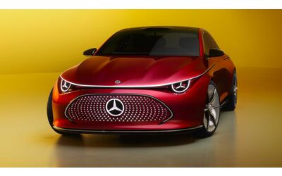 Mercedes-Benz punta sulla vernice fotovoltaica per rivoluzionare l’autonomia degli EV
