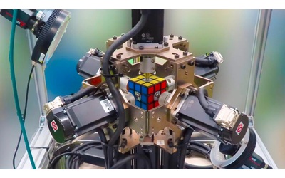 Robot Mitsubishi entra nel Guinness World Record: cubo di Rubik risolto in 0,305 secondi