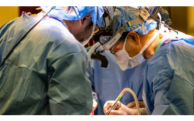 Un uomo vive due giorni senza respirare il sistema artificiale che ha sfidato i limiti della chirurgia