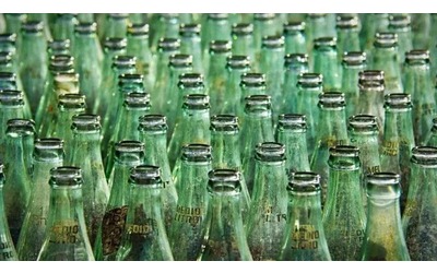 Le bevande in bottiglie di vetro hanno più microplastiche di quelle in plastica
