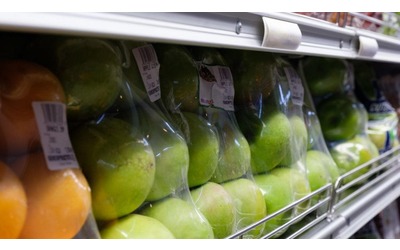 Pellicola per alimenti, quella sostenibile cambia colore se il cibo va a male