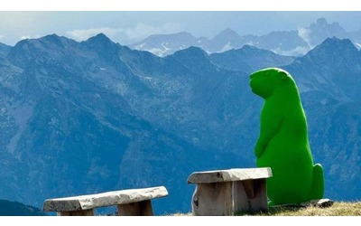 Polemica per le marmotte di plastica in montagna. Il Cai: “Un simbolo per riflettere”