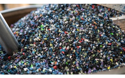 Scarponi caschi scarpe da trekking alte prestazioni con materiali riciclati