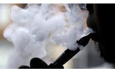 Sigarette elettroniche, il governo britannico mette al bando i vapes monouso